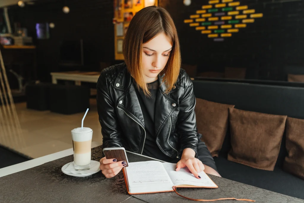 business-lady-cafe-keeps-phone-planning-her-week-notebook